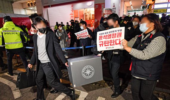 국가정보원이 18일 오후 서울 중구 전국민주노동조합총연맹(민주노총) 서울 사무실 압수수색을 마친 후 압수물이 든 상자를 들고 나가고 있다. 사진=김범석 기자 /사진=fnDB