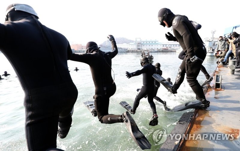 [사진톡톡] 해군 SSU '얼어붙은 겨울 바닷속으로' 차가운 겨울 바다 속으로 (창원=연합뉴스) 김동민 기자 = '큰 추위'라는 뜻의 절기 대한을 이틀 앞둔 18일 경남 창원시 진해구 진해 군항에서 해군 심해잠수사(SSU)가 서 차가운 겨울 바다를 견디며 혹한기 훈련을 하고 있다. 2023.1.18 image@yna.co.kr (끝)