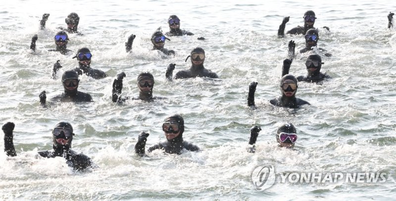 [사진톡톡] 해군 SSU '얼어붙은 겨울 바닷속으로' 해군 SSU "혹한 날씨 춥지 않습니다" (창원=연합뉴스) 김동민 기자 = '큰 추위'라는 뜻의 절기 대한을 이틀 앞둔 18일 경남 창원시 진해구 진해 군항에서 해군 심해잠수사(SSU)가 혹한기 훈련(수영)에 앞서 군가를 열창하고 있다. 2023.1.18 image@yna.co.kr (끝)