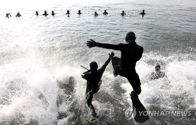 [사진톡톡] 해군 SSU '얼어붙은 겨울 바닷속으로' 해군 SSU "겨울 바다 춥지 않습니다" (창원=연합뉴스) 김동민 기자 = '큰 추위'라는 뜻의 절기 대한을 이틀 앞둔 18일 경남 창원시 진해구 진해 군항에서 해군 심해잠수사(SSU)가 서 차가운 겨울 바다를 견디며 혹한기 훈련을 하고 있다. 2023.1.18 image@yna.co.kr (끝)