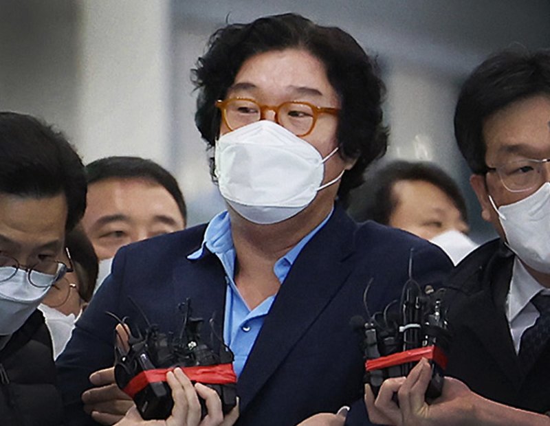 8개월의 장기 해외 도피 끝에 태국에서 붙잡힌 김성태 전 쌍방울그룹 회장이 17일 인천국제공항을 통해 귀국하고 있다. 2023.1.17/뉴스1 ⓒ News1 공항사진기자단 /사진=뉴스1