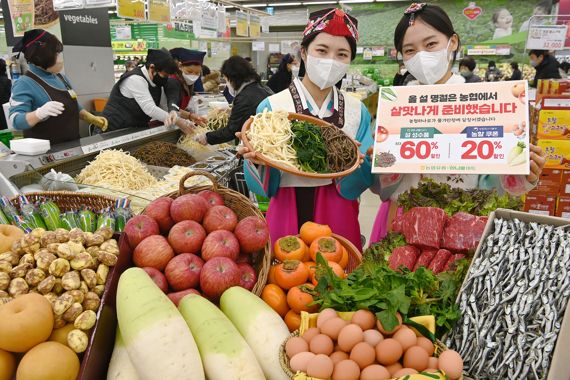 설 명절을 앞둔 19일 서울 서초구 하나로마트 양재점에서 모델들이 차례상 필수품인 농축수산물을 소개하고 있다.사진=박범준 기자