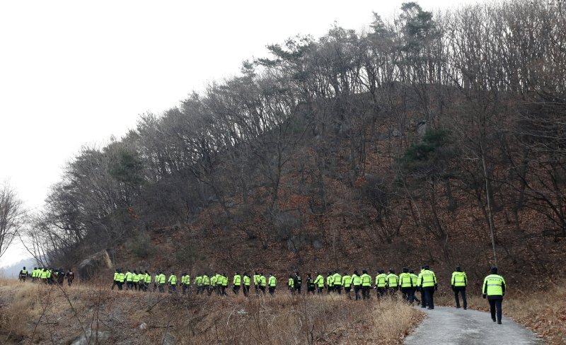 18일 오전 경북 김천시 농소면 한 야산에서 경북경찰청 기동대가 전날 오후 사드(THAAD·고고도 미사일 방어체계) 기지 외곽에서 발견돼 전파교란(재밍) 장비를 활용한 대응작전에 의해 추락한 비행체(드론) 수색을 재개했다. 사진=뉴스1