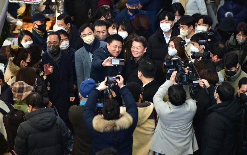 [대구=뉴시스] 이무열 기자 = 국민의힘 당권주자인 안철수 의원이 19일 오후 대구 중구 서문시장을 방문해 한 시민과 셀카를 찍고 있다. 2023.01.19. lmy@newsis.com