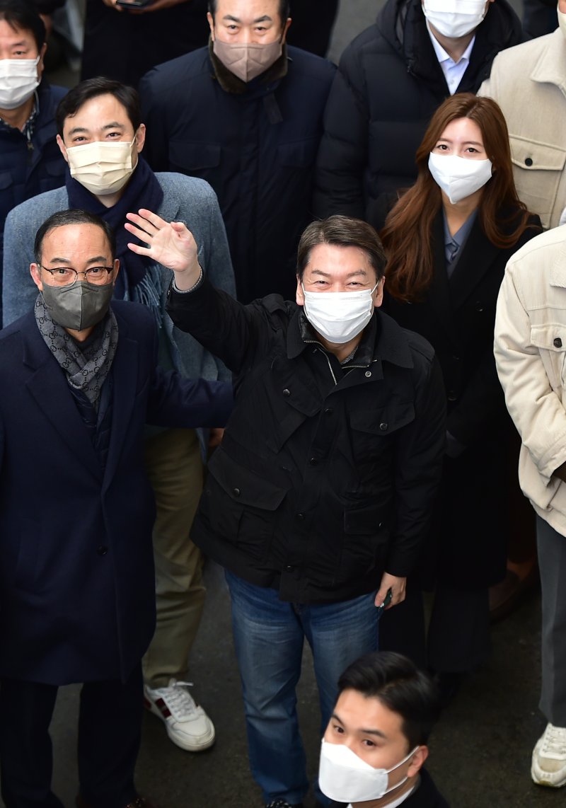 [대구=뉴시스] 이무열 기자 = 국민의힘 당권주자인 안철수 의원이 19일 오후 대구 중구 서문시장을 방문해 시민들을 향해 손을 흔들며 인사하고 있다. 2023.01.19. lmy@newsis.com