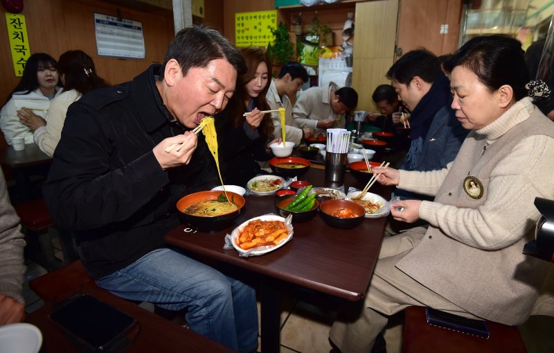 [대구=뉴시스] 이무열 기자 = 국민의힘 당권주자인 안철수 의원이 19일 오후 대구 중구 서문시장을 방문해 국수를 먹고 있다. 2023.01.19. lmy@newsis.com