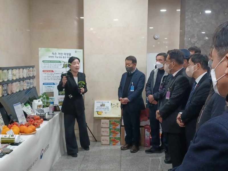 김남정 국립농업과학원 농업미생물과장(사진 왼쪽)이 19일 국회 의원회관에서 열린 ‘탄소중립 실현을 위한 농업미생물 활성화 국회 토론회’에서 농업미생물 성과 등을 설명하고 있다.2023.1.19./뉴스1 ⓒ News1 박영래 기자