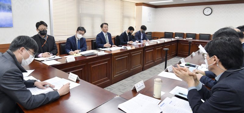 [서울=뉴시스] 방기선 기획재정부 차관이 19일 서울 종로구 정부서울청사에서 '제3차 신성장전략 TF 회의'를 주재하고 있다. (사진=기획재정부 제공) 2023.01.19. photo@newsis.com *재판매 및 DB 금지