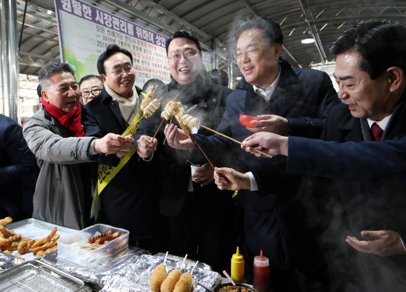 설민심 잡기 총력… 호남 찾은 與 "화합" 군부대 간 野 "안보"