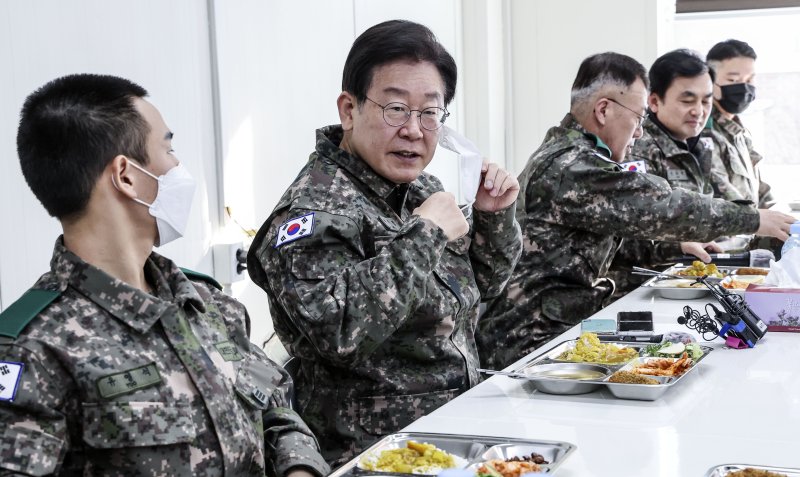 설민심 잡기 총력… 호남 찾은 與 "화합" 군부대 간 野 "안보"