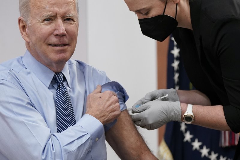 지난 3월30일(현지시간) 미국 워싱턴 백악관에서 조 바이든 미 대통령이 코로나19 백신 2차 접종을 받고 있다.AP연합뉴스