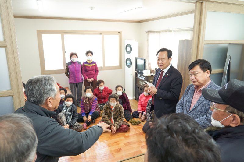 [통영=뉴시스] 신정철 기자= 통영시는 해양수산부 주관 ‘2023년 어촌신활력 증진사업’에 욕지면 도동항, 사량면 대항항 등 2개 유형에 4개소가 선정돼 사업비 총 350억 원을 확보했다고 20일 밝혔다. 이번 사업선정은 정점식 국회의원과 통영시와의 유기적인 협조로 이루어낸 성과라는 븐석이 높다.사진은 어촌주민과 대화중인 정점식 의원(오른쪽 2번째)과 천영기 시장(오른쪽3번째) 모습.(사진=뉴시스DB).2023.01.20. sin@newsis.com