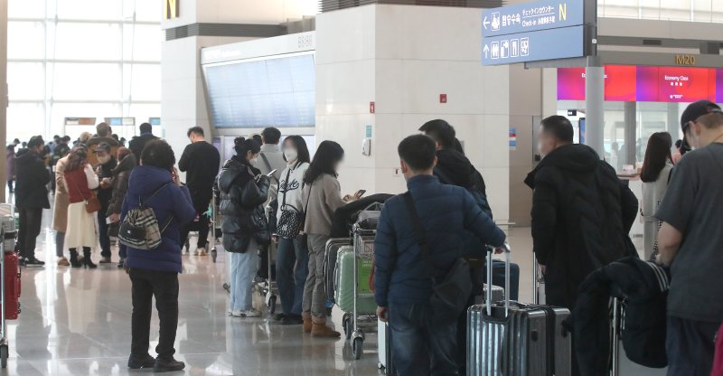 17일 인천국제공항에서 공항 이용객들이 중국으로 출국에 앞서 코로나19 유전자증폭(PCR) 검사 음성확인서를 확인 받기 위해 줄지어 기다리고 있다. 2023.1.17/뉴스1 ⓒ News1 임세영 기자