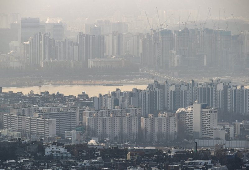 이달 5일 오전 서울 남산에서 도심 아파트가 보이고 있다. 뉴시스