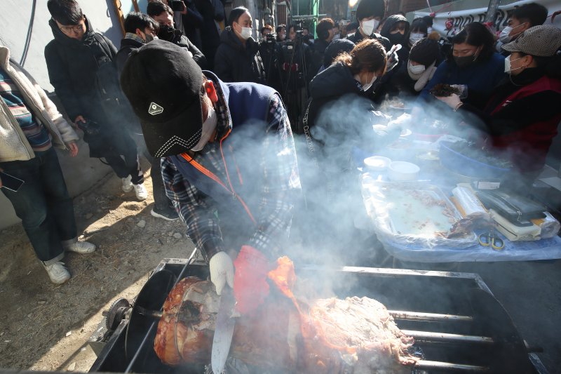 대구 북구 대현동 이슬람사원 건축을 반대하는 주민들이 공사현장 앞에서 돼지고기를 구워 이웃과 나누며 송년회를 진행하고 있다. 2022.12.15/뉴스1 ⓒ News1 공정식 기자