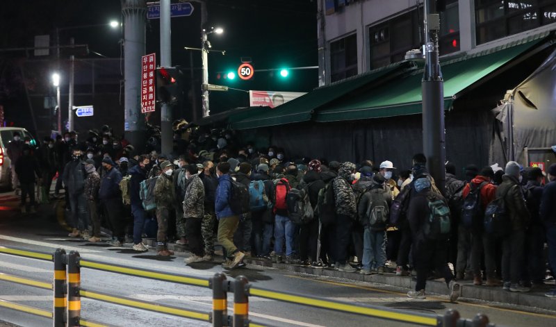 서울 구로구 남구로역 인근 인력시장에서 일용직 노동자들이 일감을 구하기 위해 대기하고 있다. 2022.1.3/뉴스1 ⓒ News1 이성철 기자