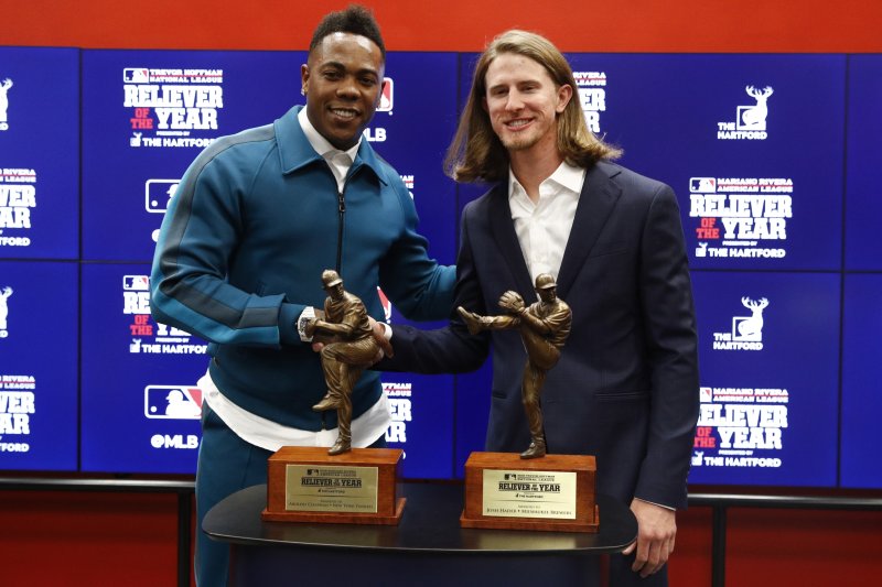 【워싱턴=AP/뉴시스】 아롤디스 채프먼(31·뉴욕 양키스·왼쪽)과 조시 헤이더(25·밀워키 브루어스)는 27일(한국시간) 미국 워싱턴의 내셔널스파크에서 열린 월드시리즈 4차전을 앞두고 마무리 투수 최고의 영예인 마리아노 리베라상과 트레버 호프먼상을 수상했다.