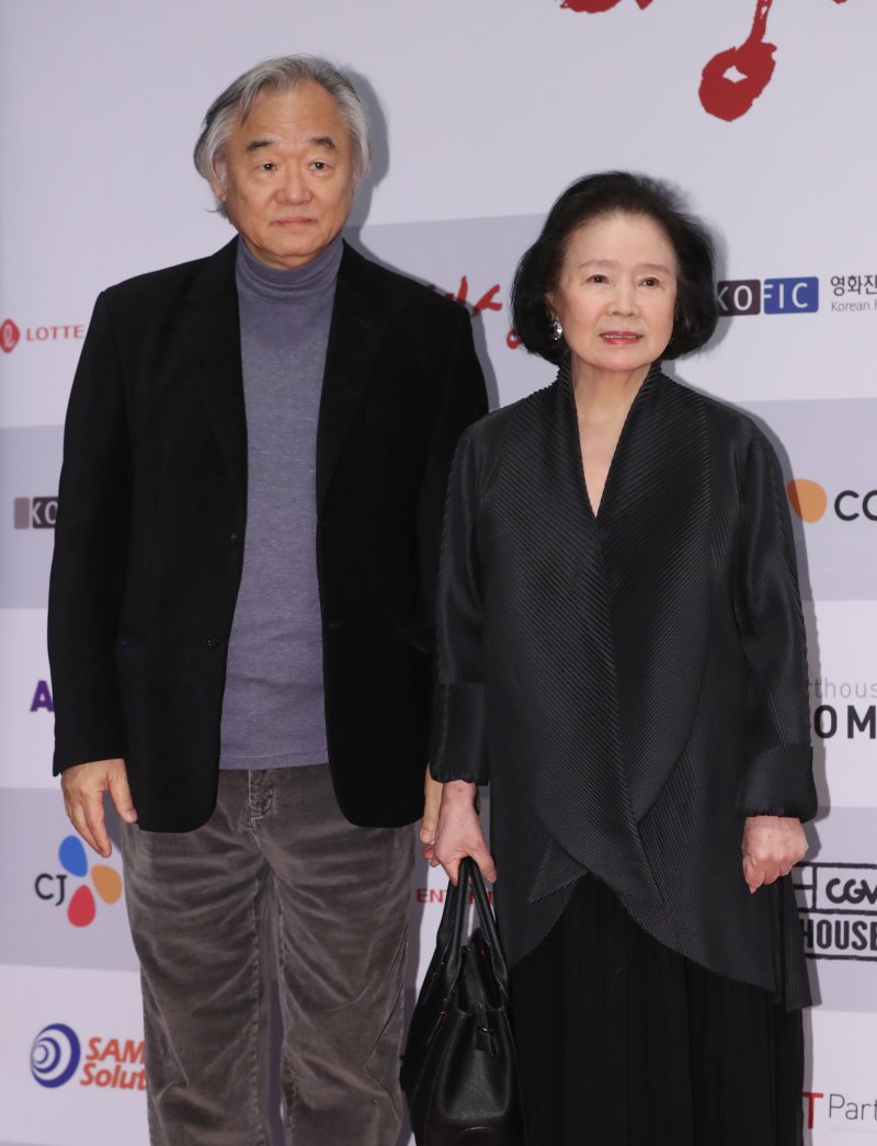 [서울=뉴시스]조수정 기자 = 한국영화평론가협회 주최 제38회 영평상 시상식이 열린 13일 오후 서울 중구 프레스센터에서 공로영화인상 수상자인 배우 윤정희와 남편인 피아니스트 백건우가 함께 입장하고 있다. 2018.11.13. chocrystal@newsis.com