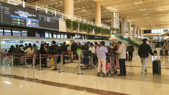 "고향으로 해외로"…연휴 앞두고 터미널·공항 '북적'(종합)