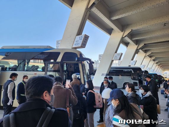 "고향으로 해외로"…연휴 앞두고 터미널·공항 '북적'(종합)