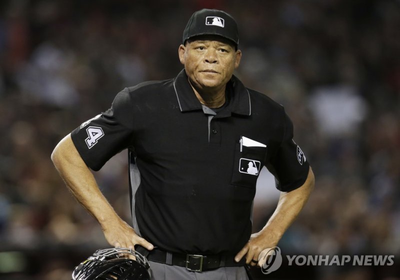 메이저리그 최초의 흑인 심판 조장 댄리 심판 ADDS THE INFORMATION IS FROM ANONYMOUS SOURCE - FILE - In this June 2, 2018, file photo, Major League baseball umpire Kerwin Danley (44) is shown during the first inning of a baseball game between the Arizona Diamondbacks and the Miami Marlins in Phoenix. Major League Baseba