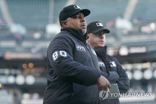 역대 2·3호 메이저리그 흑인 심판 조장이 된 에이드리언 존슨 [AP=연합뉴스 자료사진]