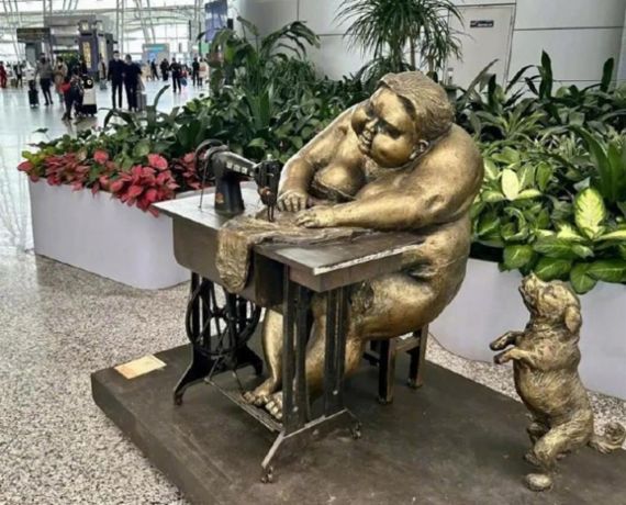 중국 광둥성의 한 공항에 전시된 청동으로 제작된 여성 동상을 두고 '추녀' 논란이 벌어졌다. 출처=웨이보 캡처