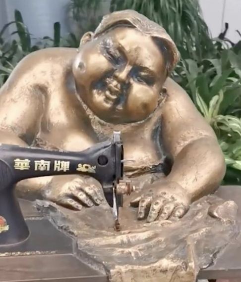 중국 공항에 전시된 여성 동상, 논란되는 뜻밖의 이유 보니
