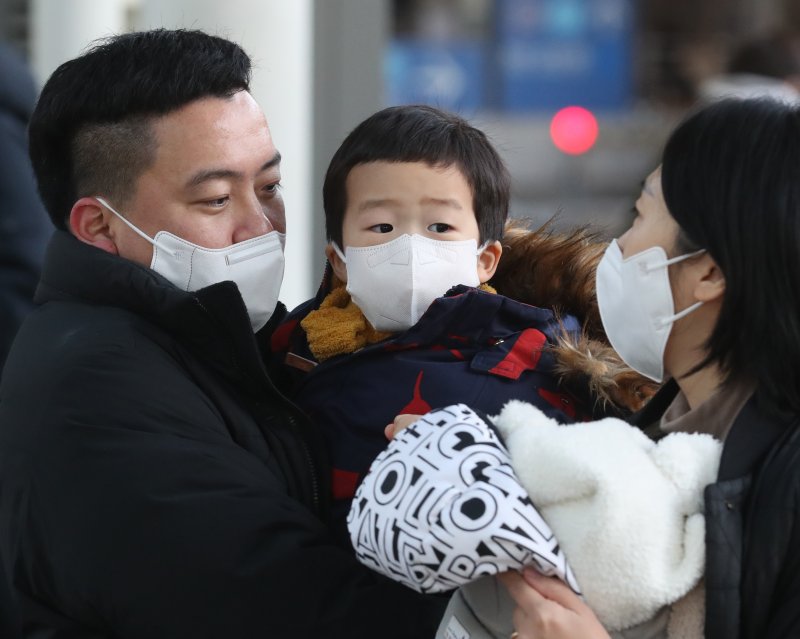 정부가 실내 마스크 착용 의무 해제 결정을 발표한 20일 서울 용산구 서울역에서 귀성객들이 마스크를 쓰고 이동하고 있다. 2023.1.20/뉴스1 ⓒ News1 송원영 기자