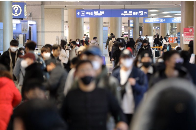 정부가 실내 마스크 착용 의무 해제 결정을 발표한 20일 인천국제공항 입국장에서 마스크를 착용한 승객들이 이동을 하고 있다. 2023.1.20/뉴스1 ⓒ News1 황기선 기자