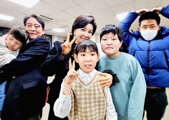 이계진 대표(왼쪽)와 김혜선 배우가 노아의집 아이들과 함께 사진촬영을 하고 있다. 사진=노아의집