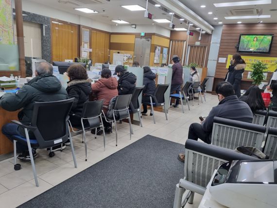 설 연휴를 앞둔 지난 20일 서울 관악구 낙성농협지점 창구에서 고객들이 신권 교환 등을 하고 있다. 사진=김예지 수습기자