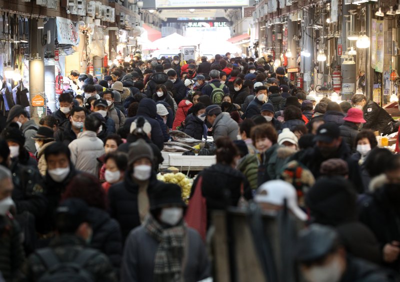 서울 동대문구 경동시장이 지난 19일 제수용품을 사려는 시민들로 붐비고 있다. /사진=뉴스1