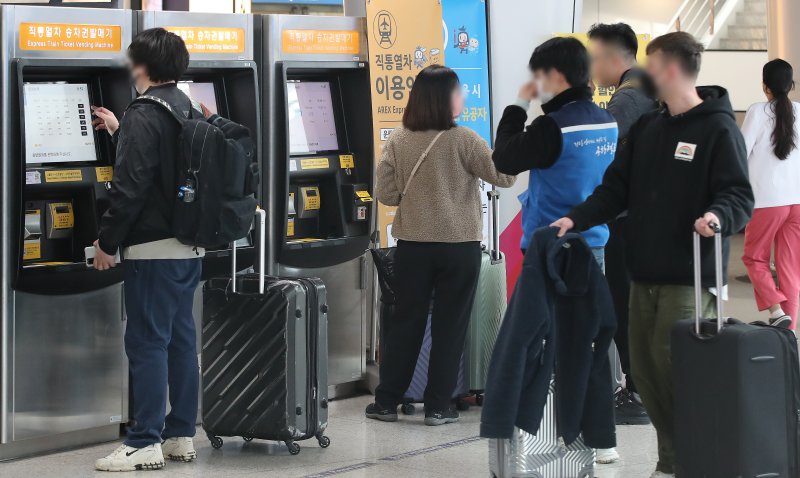 19일 오전 인천국제공항 내 공항철도 인천공항 1터미널역에서 여행객들이 공항철도를 이용하고 있다. 2023.1.19/뉴스1 ⓒ News1 임세영 기자