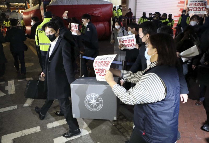 [서울=뉴시스] 최진석 기자 = '간첩단 의혹'과 관련해 압수수색을 마친 국가정보원 관계자들이 18일 오후 서울 정동 민주노총에서 압수물품을 들고 나오고 있다. 2023.01.18. myjs@newsis.com