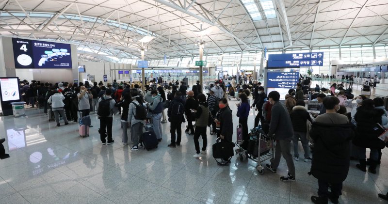 [인천공항=뉴시스] 조수정 기자 = 설 연휴를 앞두고 19일 인천국제공항 제1여객터미널 출국장 입구가 이용객들로 북적이고 있다. 2023.01.19. chocrystal@newsis.com