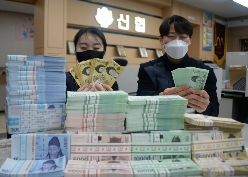 16일 전북 전주시 양우신협 본점에서 직원들이 세뱃돈 교환에 사용할 신권을 정리하고 있다. 2023.01.16. 뉴시스