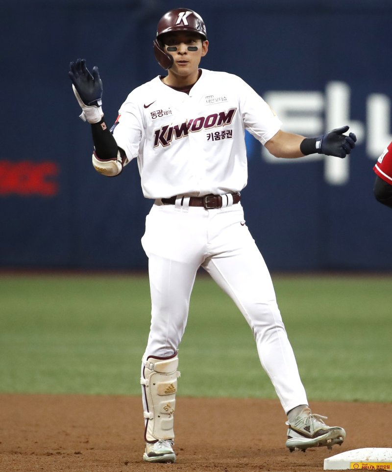 [서울=뉴시스] 정병혁 기자 = 4일 오후 서울 구로구 고척스카이돔에서 열린 2022 KBO 한국시리즈 3차전 SSG 랜더스와 키움히어로즈의 경기, 8회말 무사 주자 없는 상황 키움 이정후가 2루타를 친 뒤 기뻐하고 있다. 2022.11.04. jhope@newsis.com