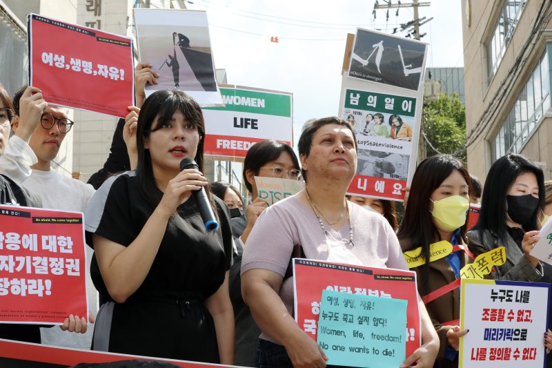 5일 서울 용산구 주한 이란대사관 앞에서 열린 이란 히잡 의문사 관련 시위를 지지하는 한국 시민사회단체 기자회견에 참석한 이란여성 아이샤가 발언을 하고 있다. 2022.10.5/뉴스1 ⓒ News1 박세연 기자