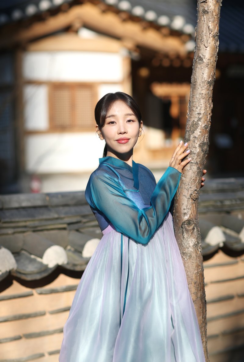 백아연 "명절마다 온 가족 내 영상 시청…올해는 앨범 낼게요" [한복인터뷰] - 파이낸셜뉴스