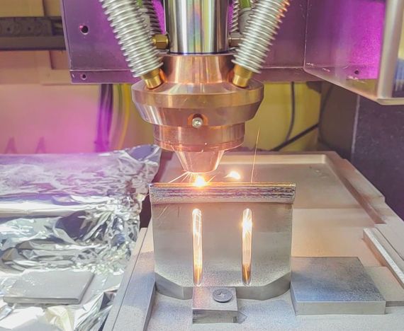 원자력연구원이 자체 개발한 금속 3D 프린터를 이용해 티타늄 합금 블레이드의 손상부를 복원하고 있다. 원자력연구원 제공