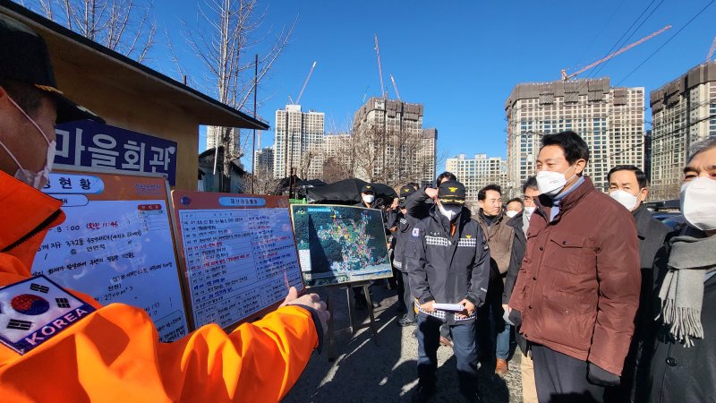 오세훈 서울시장이 지난 1월 21일 오전 서울 강남구 개포동 구룡마을을 방문해 김흥곤 강남소방서장의 상황 최종 브리핑을 청취하고 있다. / 사진=뉴스1