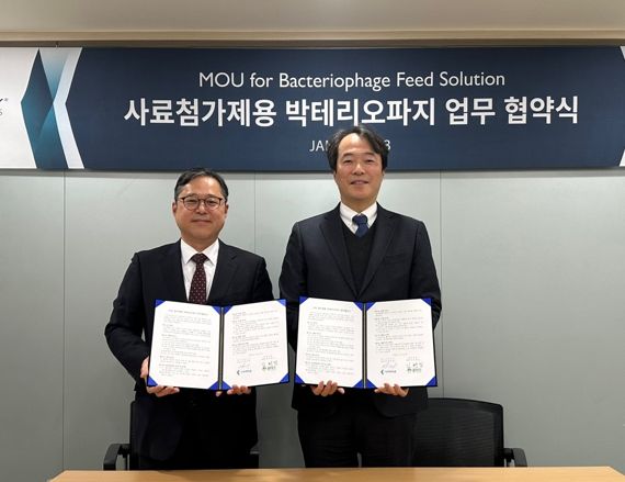 (왼쪽부터) 황일환 이지바이오 대표와 김현일 옵티팜 대표가 협약식 후 포즈를 취하고 있다. 사진=옵티팜