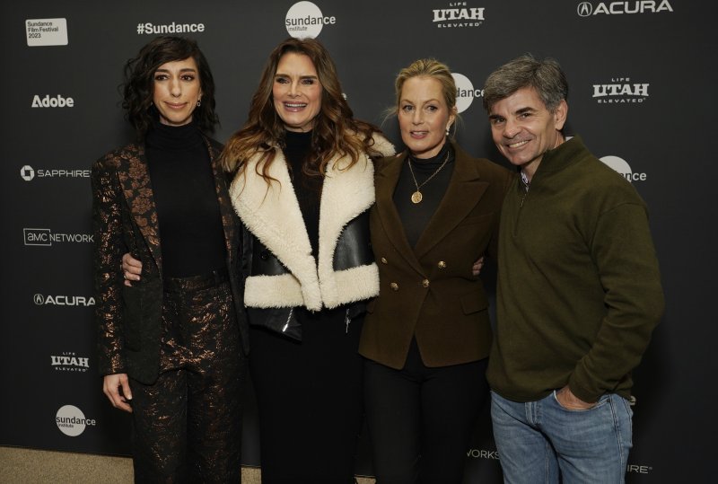 [파크시티(미 유타주)=AP/뉴시스]미 영화배우 브룩 실즈(왼쪽 2번째)가 20일(현지시간) 유타주 파크시티에서 열린 선댄스 영화제에서 자신의 삶을 다룬 새 다큐멘터리 '프리티 베이비 : 브룩 실즈'의 시사회에 앞서 감독 라나 윌슨(왼쪽), 책임 제작자 알리 웬트워스(오른쪽 2번째), 조지 스테파노폴루스(오른쪽)와 함께 포즈를 취하고 있다. 실즈는 이 다큐멘터리에서 자신이 성폭행의 희생자였다고 털어놓았다. 2023.1.21