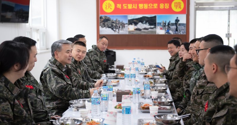 국방장관, 연평부대 현장지도 "北 도발시 단호한 강력 응징" 강조