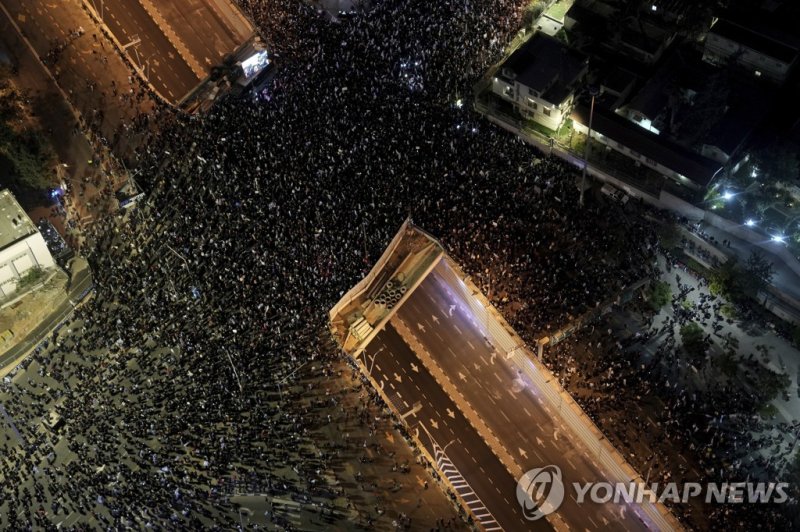 이스라엘 텔아비브에서 열린 반정부 집회 인파. Israelis protest Israeli Prime Minister Benjamin Netanyahu and his his far-right government that his opponents say threaten democracy and freedoms, in Tel Aviv, Israel, Saturday, Jan. 21, 2023. (AP Photo/ Oded Balilty)