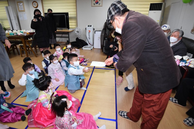 구립 삼성아트 어린이집 어린이들이 17일 서울 송파구 문정 래미안 아파트 경로당을 찾아 합동 세배를 마친 뒤 어르신에게 세뱃돈을 받고 있다. (공동취재) 2023.1.17/뉴스1 ⓒ News1 박지혜 기자