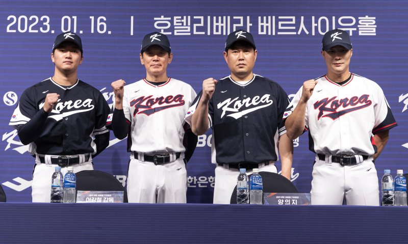 2023 WBC 대표팀의 고우석, 이강철 감독, 양의지, 김하성(왼쪽부터). ⓒ News1 이승배 기자