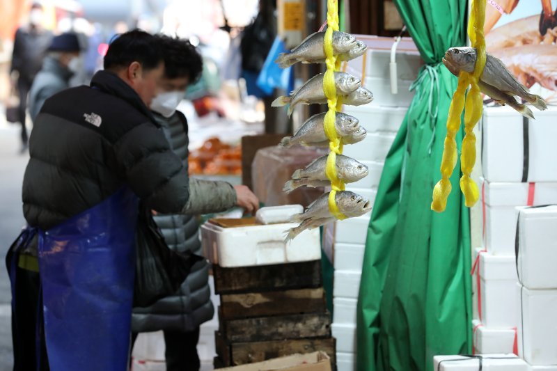 [서울=뉴시스] 백동현 기자 = 지난 9일 오후 서울 성북구 돈암시장에서 고객이 장을 보고 있다. 2023.01.09. livertrent@newsis.com