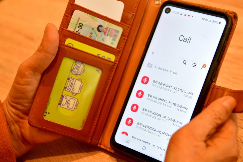 [광주=뉴시스] 이영주 기자 = 새터민 나순영씨가 18일 오전 광주 광산구 한 찻집에서 북녘에 있는 가족들과 마지막으로 나눈 통화 기록을 들여다보고 있다. 2023.01.21. leeyj2578@newsis.com